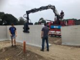 Plaatsing van l keerwand beton